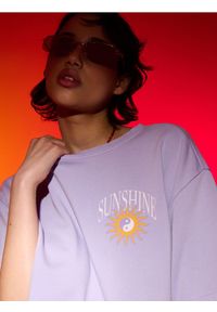 Sinsay - Bluzka z krótkim rękawem i nadrukiem na plecach - fioletowy. Kolor: fioletowy. Długość rękawa: krótki rękaw. Długość: krótkie. Wzór: nadruk #1