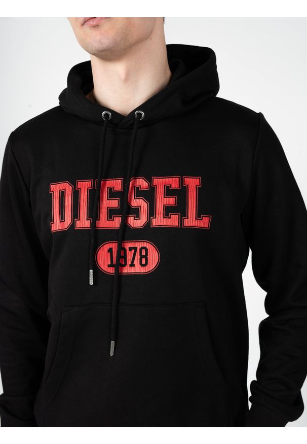 Diesel Bluza "S-Ginn" | A03826-0HAYT-9XX | Mężczyzna | Czarny. Okazja: na co dzień. Kolor: czarny. Materiał: bawełna, poliester. Wzór: nadruk. Sezon: lato. Styl: vintage, sportowy, elegancki, casual