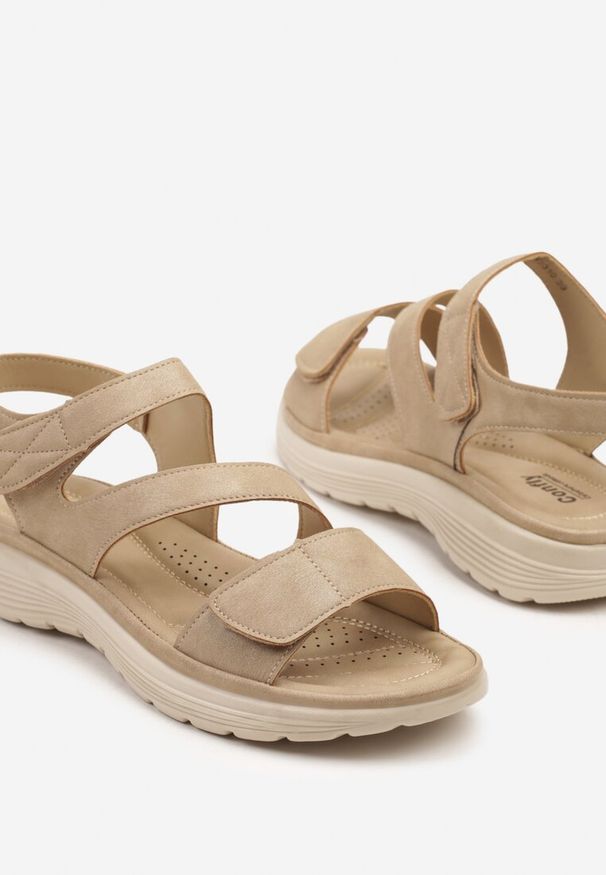 Born2be - Jasnobeżowe Sandały Zapinane na Rzepu Na Tłoczonej Podeszwie Natoriela. Okazja: na co dzień. Zapięcie: rzepy. Kolor: beżowy. Sezon: lato. Styl: casual