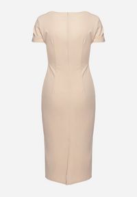 Born2be - Beżowa Taliowana Koktajlowa Sukienka z Wiskozą i Rozcięciem z Tyłu Castorea. Okazja: na co dzień. Kolor: beżowy. Materiał: wiskoza. Długość rękawa: krótki rękaw. Styl: wizytowy #4