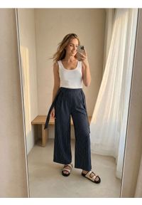 Sinsay - Prążkowany top na ramiączkach - biały. Kolor: biały. Materiał: prążkowany. Długość rękawa: na ramiączkach