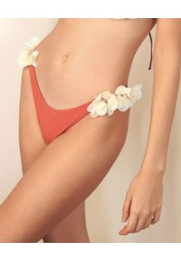LA REVECHE - Czerwony dół od bikini Amber. Kolor: czerwony. Materiał: tkanina, szyfon. Wzór: kwiaty, aplikacja