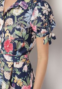 Born2be - Granatowa Rozkloszowana Sukienka o Koszulowym Kroju z Paskiem w Kwiatowy Wzór Fevelorine. Okazja: na co dzień. Kolor: niebieski. Wzór: kwiaty. Typ sukienki: koszulowe. Styl: casual #5