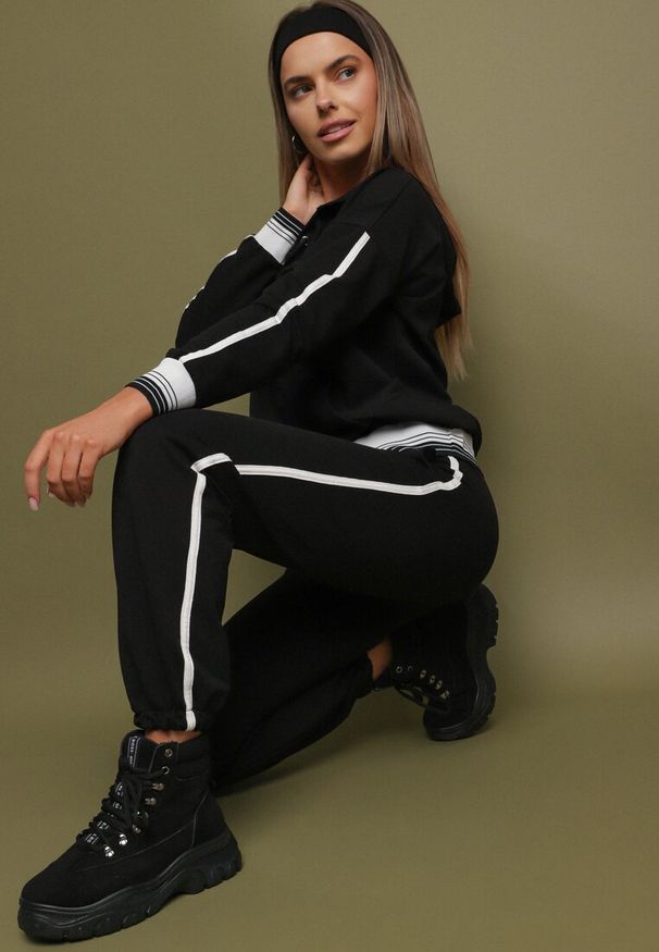 Born2be - Czarny Bawełniany Komplet Dresowy Bluza Kangurka i Spodnie z Lampasami Cantoe. Kolor: czarny. Materiał: dresówka, bawełna. Wzór: aplikacja