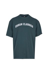 Urban Classics - Męska Koszulka Z Logo Uczelni. Kolor: zielony. Sport: turystyka piesza #1