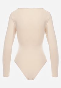 Born2be - Beżowe Body z Kwadratowym Dekoltem Phicise. Okazja: na co dzień. Typ kołnierza: dekolt kwadratowy. Kolor: beżowy. Materiał: wiskoza, jeans. Styl: casual, wizytowy #5