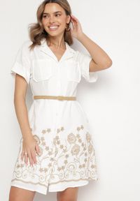Born2be - Biała Bawełniana Sukienka Koszulowa o Rozkloszowanym Kroju z Paskiem i Haftem Nalione. Okazja: na imprezę, na co dzień. Typ kołnierza: kołnierzyk klasyczny. Kolor: biały. Materiał: bawełna. Długość rękawa: krótki rękaw. Wzór: haft. Typ sukienki: koszulowe. Styl: klasyczny, casual, elegancki #1
