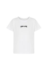 KIDS LOVE - Biały t-shirt z logo Menfi. Okazja: na co dzień. Kolor: biały. Materiał: dresówka, bawełna. Styl: klasyczny, casual