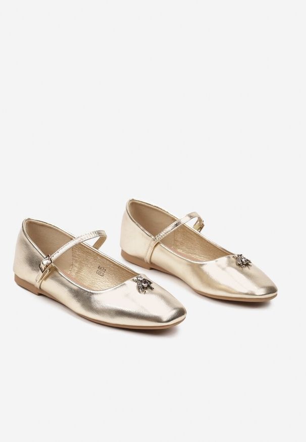 Renee - Złote Balerinki na Płaskiej Podeszwie Wykończone z Przodu Metaliczną Aplikacją Eviane. Okazja: na co dzień. Nosek buta: okrągły. Zapięcie: bez zapięcia. Kolor: złoty. Materiał: jeans. Wzór: aplikacja. Obcas: na płaskiej podeszwie. Styl: glamour, elegancki, casual, klasyczny