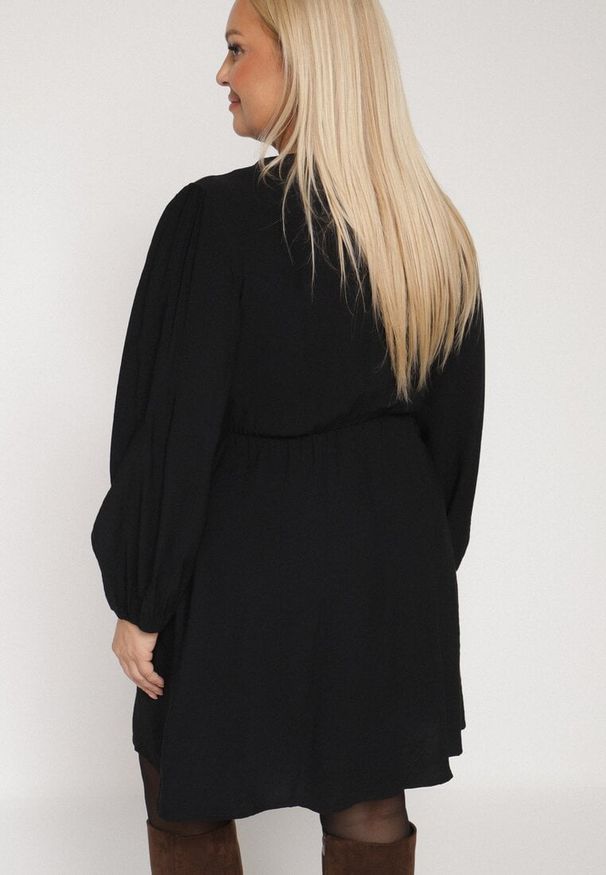 Born2be - Czarna Kopertowa Sukienka z Wiskozą z Wiązaniem w Pasie Vidila. Kolekcja: plus size. Kolor: czarny. Materiał: wiskoza. Sezon: wiosna, jesień. Typ sukienki: kopertowe