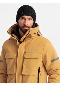 Ombre Clothing - Długa ocieplana męska kurtka z odblaskowymi elementami – żółta V2 - Rozmiar: XXL. Typ kołnierza: kołnierzyk stójkowy, kaptur. Kolor: żółty. Materiał: guma, syntetyk, poliester, materiał. Długość: długie. Wzór: aplikacja, nadruk #9