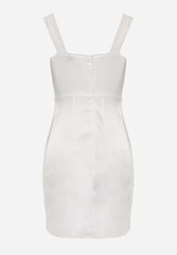 Renee - Biała Mini Sukienka Dopasowana z Rozcięciem na Nodze i Suwakiem Siendalice. Kolor: biały. Długość: mini #2