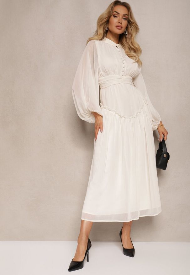 Renee - Jasnobeżowa Elegancka Sukienka w Stylu Vintage z Powlekanymi Guzikami i Marszczeniami Lefandia. Typ kołnierza: kołnierzyk stójkowy. Kolor: beżowy. Styl: elegancki, vintage