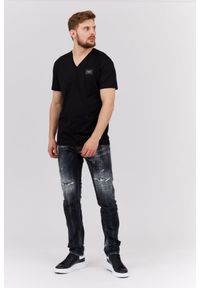 Dolce and Gabbana - DOLCE & GABBANA Czarny t-shirt męski w serek z aplikacją z logo, Rozmiar 46. Typ kołnierza: dekolt w serek. Kolor: czarny. Materiał: prążkowany. Wzór: aplikacja