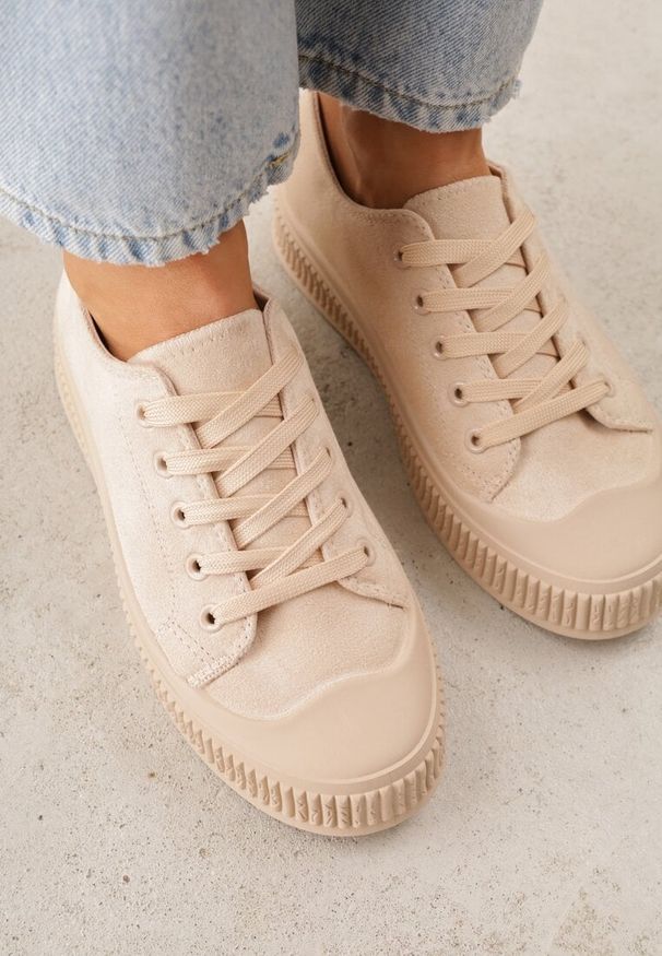 Renee - Beżowe Trampki z Imitacji Zamszu na Żłobionej Podeszwie Nivenatia. Kolor: beżowy. Materiał: zamsz. Styl: elegancki