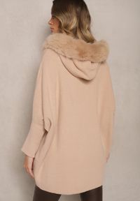 Renee - Beżowy Sweter o Kroju Nietoperza ze Sznurkiem Perełkami i Odpinanym Futerkiem Nomilora. Okazja: na co dzień. Kolor: beżowy. Materiał: futro. Długość rękawa: długi rękaw. Długość: długie. Wzór: aplikacja. Styl: elegancki, casual