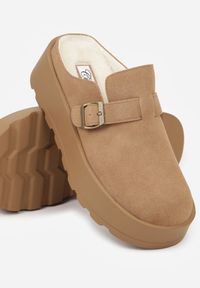 Born2be - Beżowe Niskie Śniegowce na Grubej Podeszwie Zdobione Sprzączką Vetiare. Nosek buta: okrągły. Zapięcie: sprzączka. Kolor: beżowy. Wzór: aplikacja. Materiał: zamsz, futro. Sezon: zima. Obcas: na koturnie. Styl: klasyczny. Wysokość obcasa: średni #7