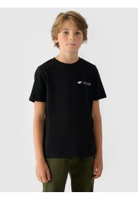 4f - 4F T-shirt regular z nadrukiem chłopięcy - czarny 134 (8-9 lat). Okazja: na co dzień. Kolor: czarny. Materiał: bawełna, jersey, dzianina. Długość rękawa: krótki rękaw. Długość: krótkie. Wzór: nadruk. Sezon: lato. Styl: sportowy, klasyczny, casual