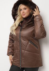 Born2be - Brązowa Kurtka Lekko Pikowana z Odpinanym Kapturem i Futerkiem Fioritta. Kolekcja: plus size. Kolor: brązowy. Materiał: futro. Sezon: zima