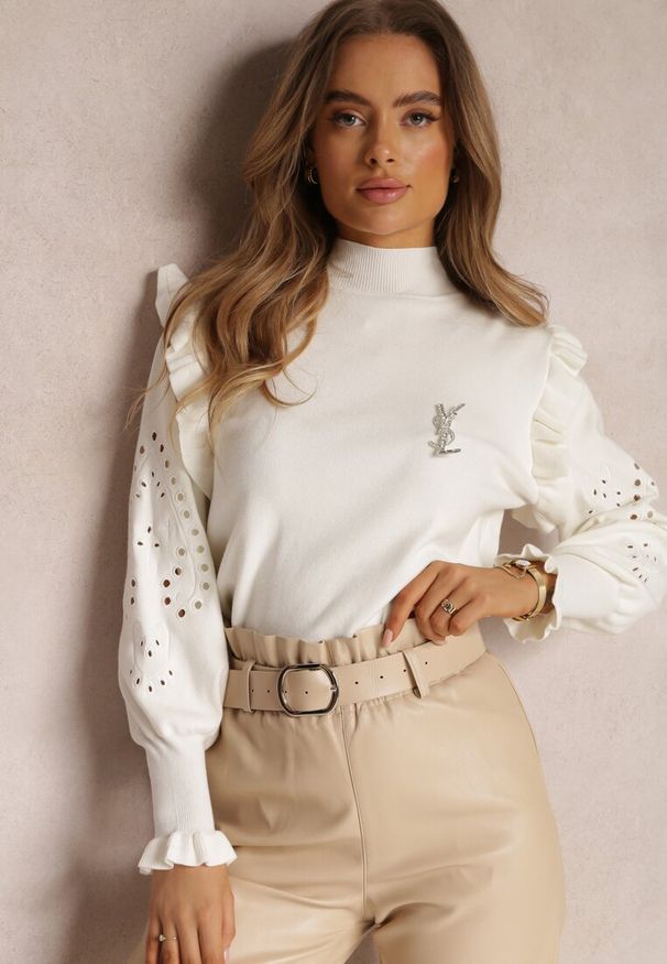 Renee - Biały Golf Ythenny. Typ kołnierza: golf. Kolor: biały. Materiał: jeans, dzianina. Długość rękawa: długi rękaw. Długość: długie. Wzór: gładki, aplikacja, haft. Styl: boho