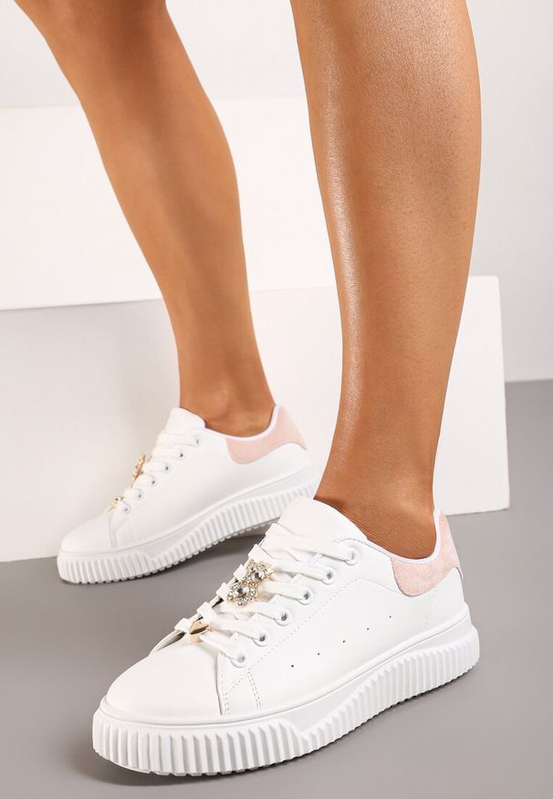 Renee - Biało-Różowe Sneakersy na Niskiej Platformie ze Wstawką z Ekozamszu i Złotym Misiem Nleona. Okazja: na spacer, na spotkanie biznesowe. Nosek buta: okrągły. Zapięcie: sznurówki. Kolor: biały. Materiał: materiał, jeans. Sezon: lato. Obcas: na platformie. Wysokość obcasa: niski. Sport: turystyka piesza