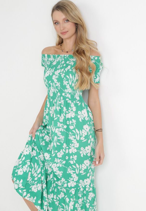 Born2be - Zielona Kwiecista Sukienka Hiszpanka Maxi z Marszczonymi Gumkami Ebothia. Typ kołnierza: dekolt hiszpanka. Kolor: zielony. Długość: maxi