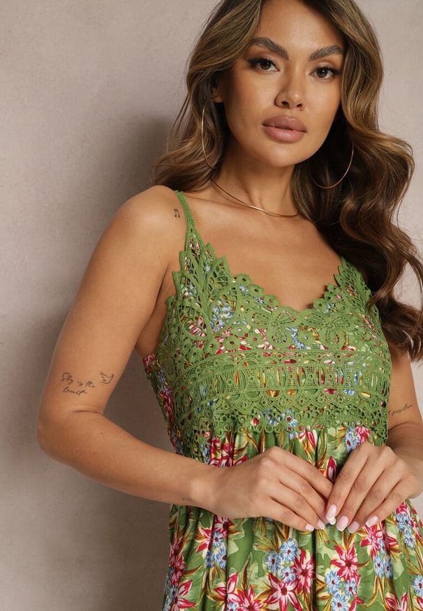 Renee - Ciemnozielona Rozkloszowana Sukienka Maxi z Wiskozy w Kwiatowy Print na Ramiączkach Roisintia. Kolor: zielony. Materiał: wiskoza. Długość rękawa: na ramiączkach. Wzór: nadruk, kwiaty. Długość: maxi