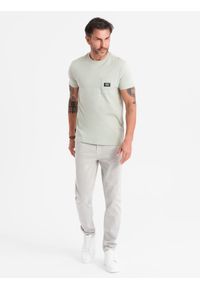 Ombre Clothing - Casualowy męski t-shirt z naszywką na kieszeni – jasnoszary V2 OM-TSCT-0109 - XXL. Okazja: na co dzień. Kolor: szary. Materiał: guma, bawełna, jersey, skóra. Wzór: aplikacja. Styl: casual #8
