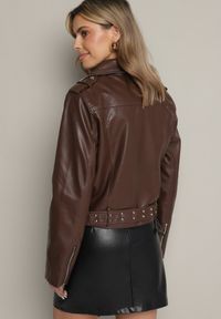 Born2be - Brązowa Kurtka Ramoneska z Paskiem z Klamrą Ralvila. Okazja: na co dzień. Kolor: brązowy. Materiał: materiał, wiskoza, jeans. Długość rękawa: długi rękaw. Długość: długie. Styl: casual, rockowy, elegancki #3