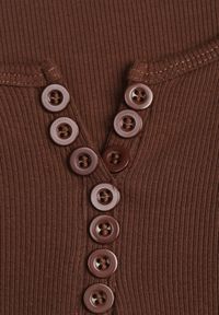 Renee - Brązowa Bawełniana Bluzka Longsleeve z Prążkowanej Tkaniny z Guziczkami Amandria. Okazja: na co dzień. Kolor: brązowy. Materiał: prążkowany, bawełna, tkanina. Długość rękawa: długi rękaw. Styl: casual #2