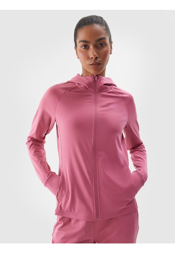 4f - 4F Bluza treningowa slim szybkoschnąca damska - fioletowa S. Typ kołnierza: kaptur, kołnierzyk stójkowy. Kolor: różowy. Materiał: dzianina, włókno, syntetyk, jersey, materiał, elastan. Długość rękawa: raglanowy rękaw. Wzór: gładki, ze splotem, jednolity. Styl: sportowy. Sport: fitness