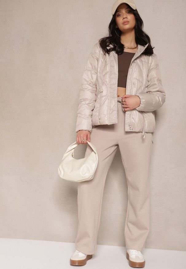 Renee - Beżowa Kurtka z Kapturem Sznurkami i Ozdobnymi Przeszyciami Karedia. Okazja: na co dzień. Typ kołnierza: kaptur. Kolor: beżowy. Materiał: jeans. Styl: casual, sportowy