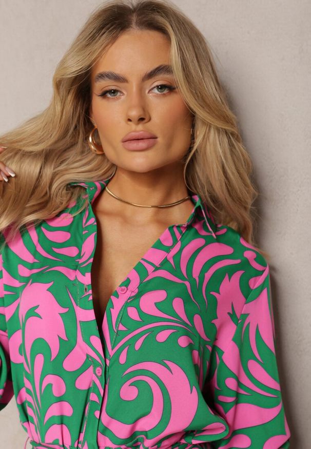 Renee - Zielono-Fuksjowa Sukienka Koszulowa Maxi z Materiałowym Paskiem w Abstrakcyjny Print Lirans. Kolor: zielony. Materiał: materiał. Wzór: nadruk. Typ sukienki: koszulowe. Długość: maxi