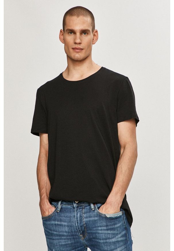 Lacoste - T-shirt. Okazja: na co dzień. Kolor: czarny. Materiał: dzianina. Wzór: gładki. Styl: casual