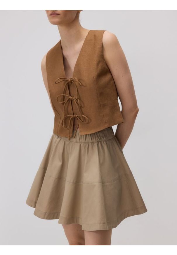 Reserved - Spódnica mini - beżowy. Kolor: beżowy. Materiał: tkanina, bawełna