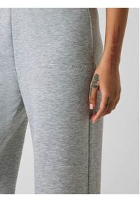 Guess Spodnie materiałowe 181395 Szary Classic Fit. Kolor: szary. Materiał: materiał #2