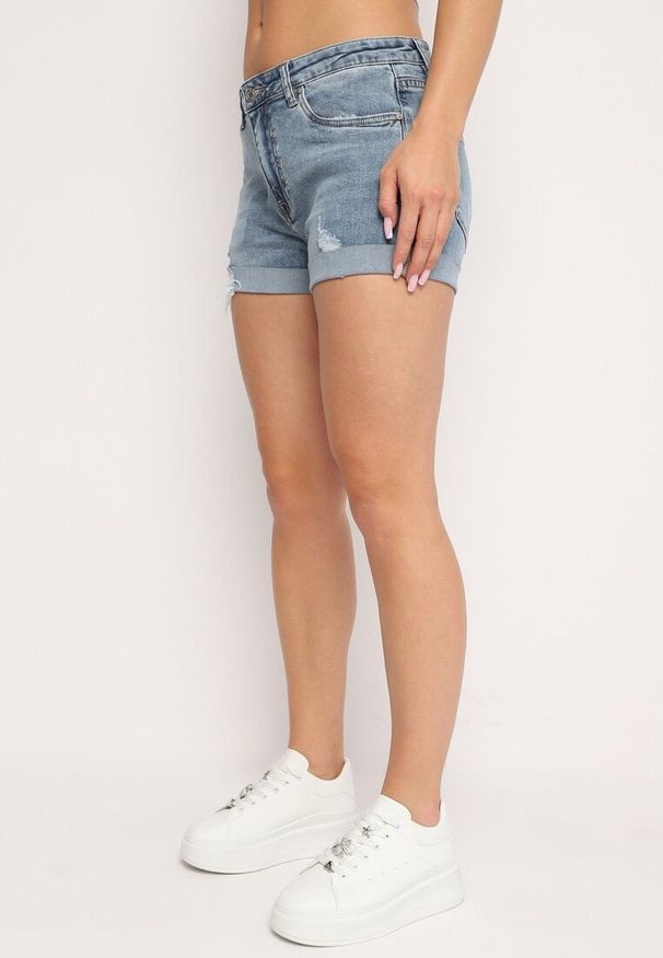 Born2be - Niebieskie Jeansowe Bawełniane Szorty z Wysokim Stanem i Przetarciami Lilianbea. Stan: podwyższony. Kolor: niebieski. Materiał: bawełna, jeans. Długość: krótkie. Styl: elegancki, sportowy, klasyczny