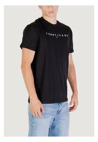 Tommy Jeans T-Shirt TJM REG LINEAR LOGO Czarny Casual Fit. Okazja: na co dzień. Kolor: czarny. Styl: casual #4