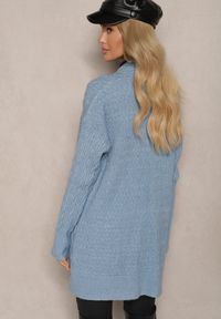 Renee - Niebieski Kardigan Nierozpinany o Długim Kroju Ozdobiony Tłoczeniem Vailithe. Okazja: na spacer, na co dzień. Kolor: niebieski. Materiał: jeans. Długość: długie. Wzór: aplikacja. Styl: elegancki, casual