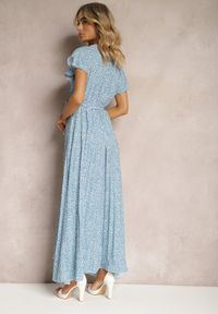 Renee - Niebieska Sukienka Maxi z Gumką w Pasie i Kopertowym Dekoltem w Kropki Miretell. Kolor: niebieski. Wzór: kropki. Typ sukienki: kopertowe. Długość: maxi #3