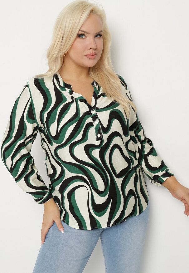 Born2be - Zielona Koszula z Wiskozą Bez Kołnierzyka w Abstrakcyjny Print Arasena. Okazja: na co dzień. Typ kołnierza: bez kołnierzyka. Kolekcja: plus size. Kolor: zielony. Materiał: wiskoza. Wzór: nadruk. Styl: casual, elegancki