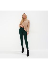 Mohito - Zielone spodnie skinny - Khaki. Kolor: brązowy