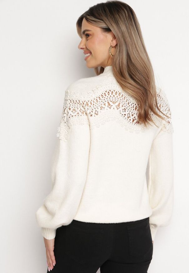 Born2be - Jasnobeżowy Sweter Dzianinowy z Koronką Amaleth. Kolor: beżowy. Materiał: koronka, dzianina. Długość: długie. Wzór: koronka