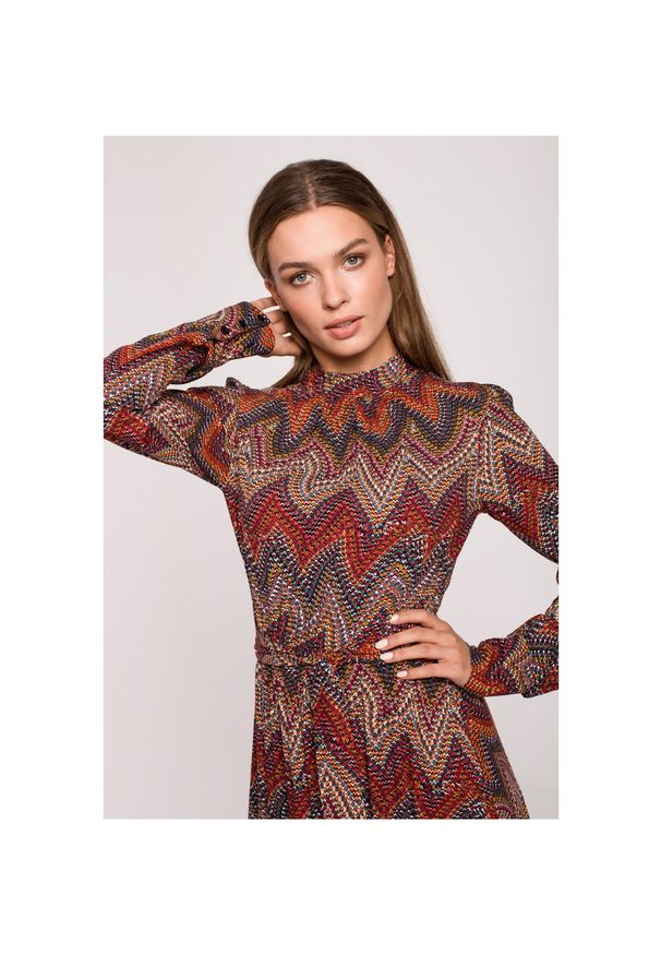 Stylove - Długa sukienka BOHO z falbankami i długim rękawem czerwona. Okazja: na imprezę, do pracy. Typ kołnierza: kołnierz z falbankami. Kolor: czerwony. Długość rękawa: długi rękaw. Styl: boho. Długość: maxi