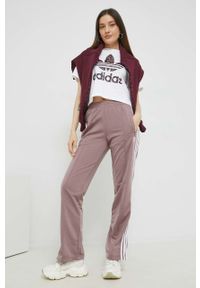 adidas Originals spodnie dresowe damskie kolor fioletowy gładkie. Kolor: fioletowy. Materiał: dresówka. Wzór: gładki #2