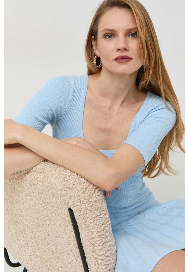 Guess sukienka kolor niebieski mini rozkloszowana. Kolor: niebieski. Materiał: materiał, dzianina, wiskoza. Długość rękawa: krótki rękaw. Wzór: gładki. Typ sukienki: rozkloszowane. Długość: mini