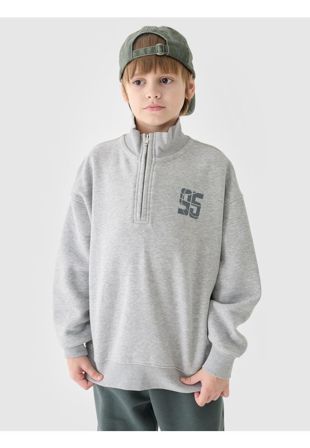 4f - 4F Bluza dresowa nierozpinana bez kaptura chłopięca - szara 128 (7-8 lat). Okazja: na co dzień. Typ kołnierza: bez kaptura. Kolor: szary. Materiał: dresówka. Wzór: gładki, nadruk, ze splotem. Sezon: lato. Styl: klasyczny, sportowy, casual