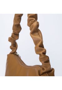 Wittchen - Torebka baguette z marszczonym uchem camelowa. Wzór: jednolity. Materiał: skórzane #4