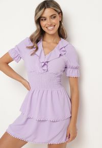 Born2be - Fioletowa Sukienka o Rozkloszowanym Kroju z Gumką w Pasie i Ozdobnymi Falbankami Werdia. Okazja: na co dzień. Typ kołnierza: kołnierz z falbankami. Kolor: fioletowy. Typ sukienki: rozkloszowane, proste. Styl: klasyczny, casual #2
