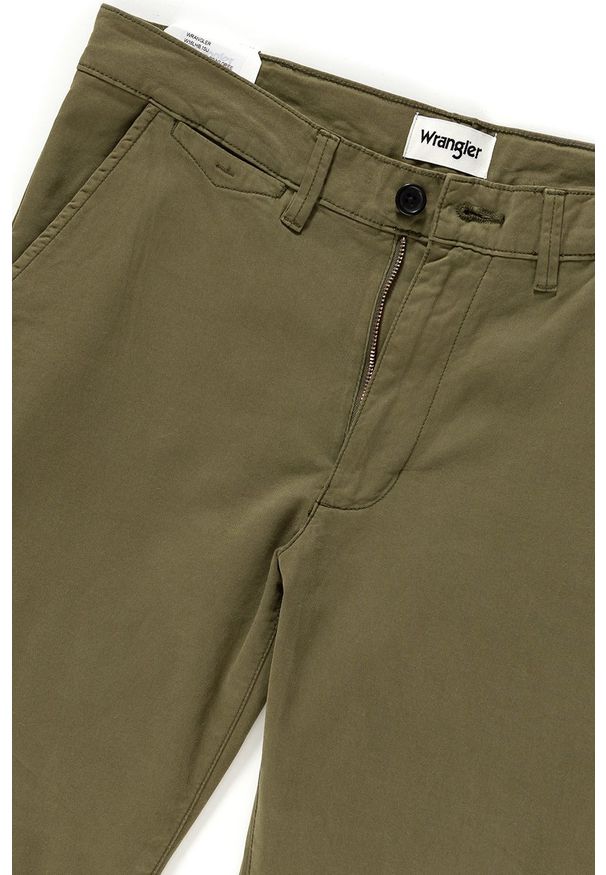 Wrangler - WRANGLER SPODNIE MĘSKIE CHINO DUFFLEBAG GREEN W16LHB15U 112127309. Materiał: materiał. Wzór: aplikacja